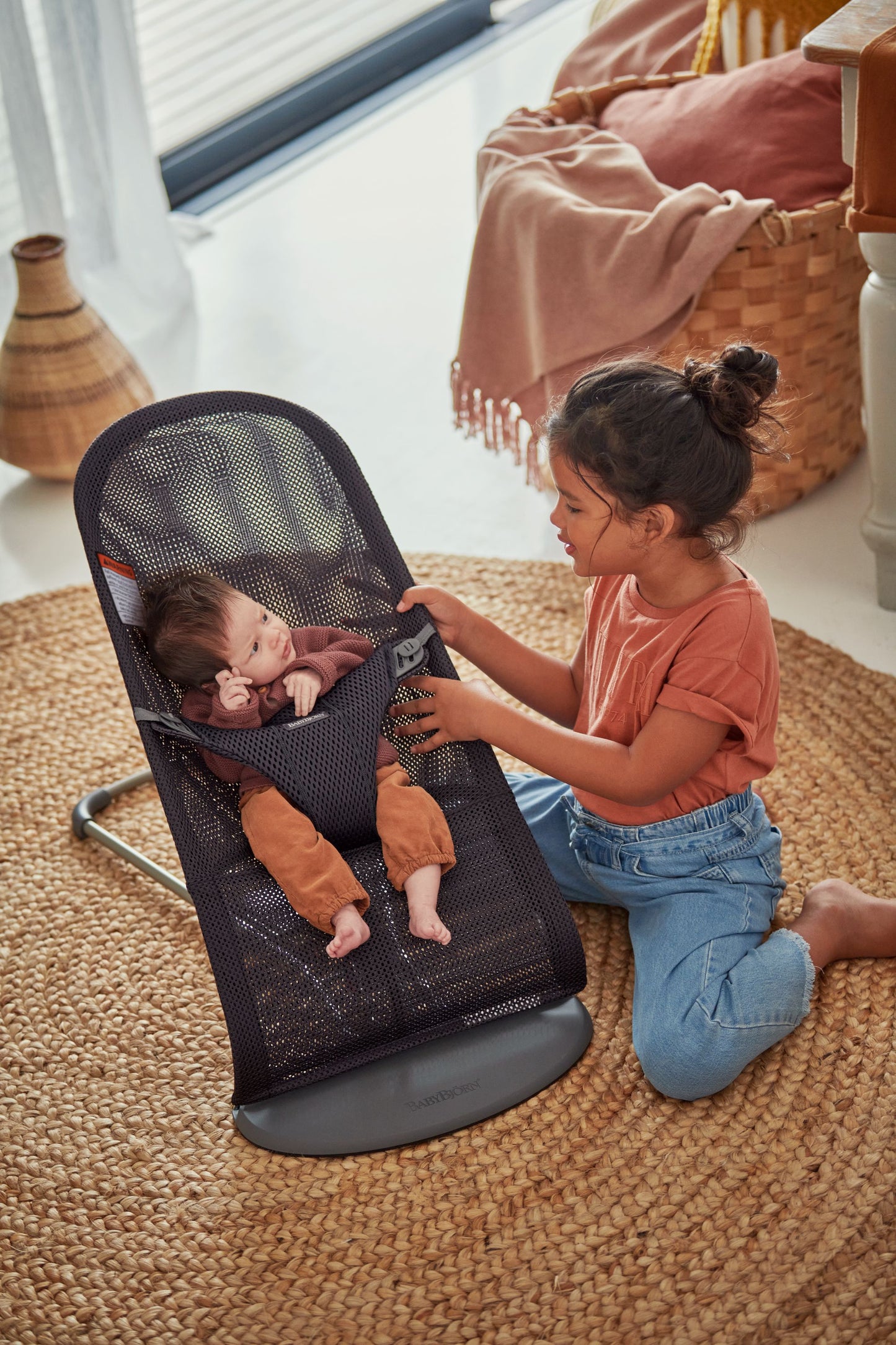 BabyBjörn Bouncer Bliss, Mesh, Anthracite, Lightweight & Portable
