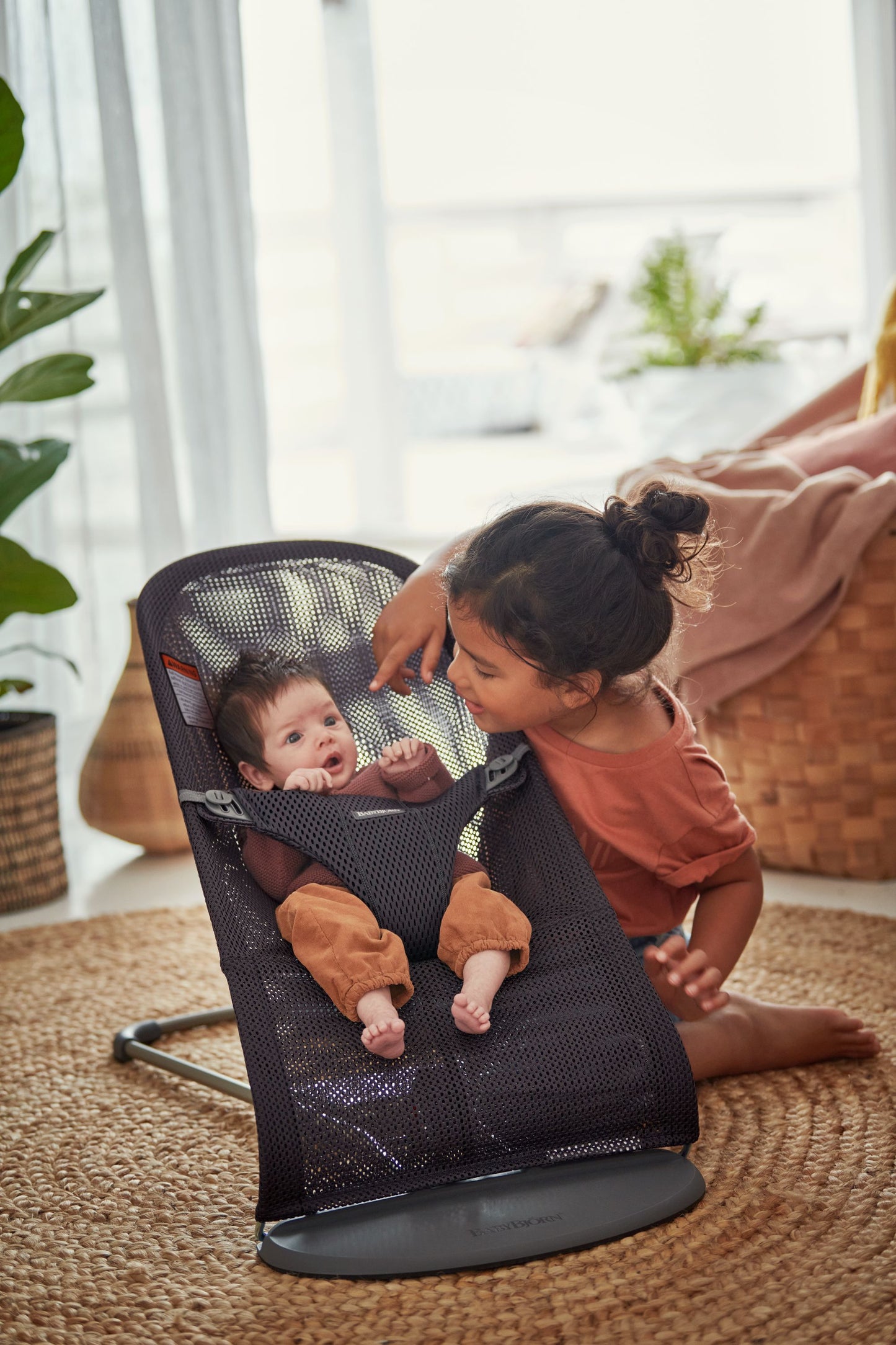 BabyBjörn Bouncer Bliss, Mesh, Anthracite, Lightweight & Portable