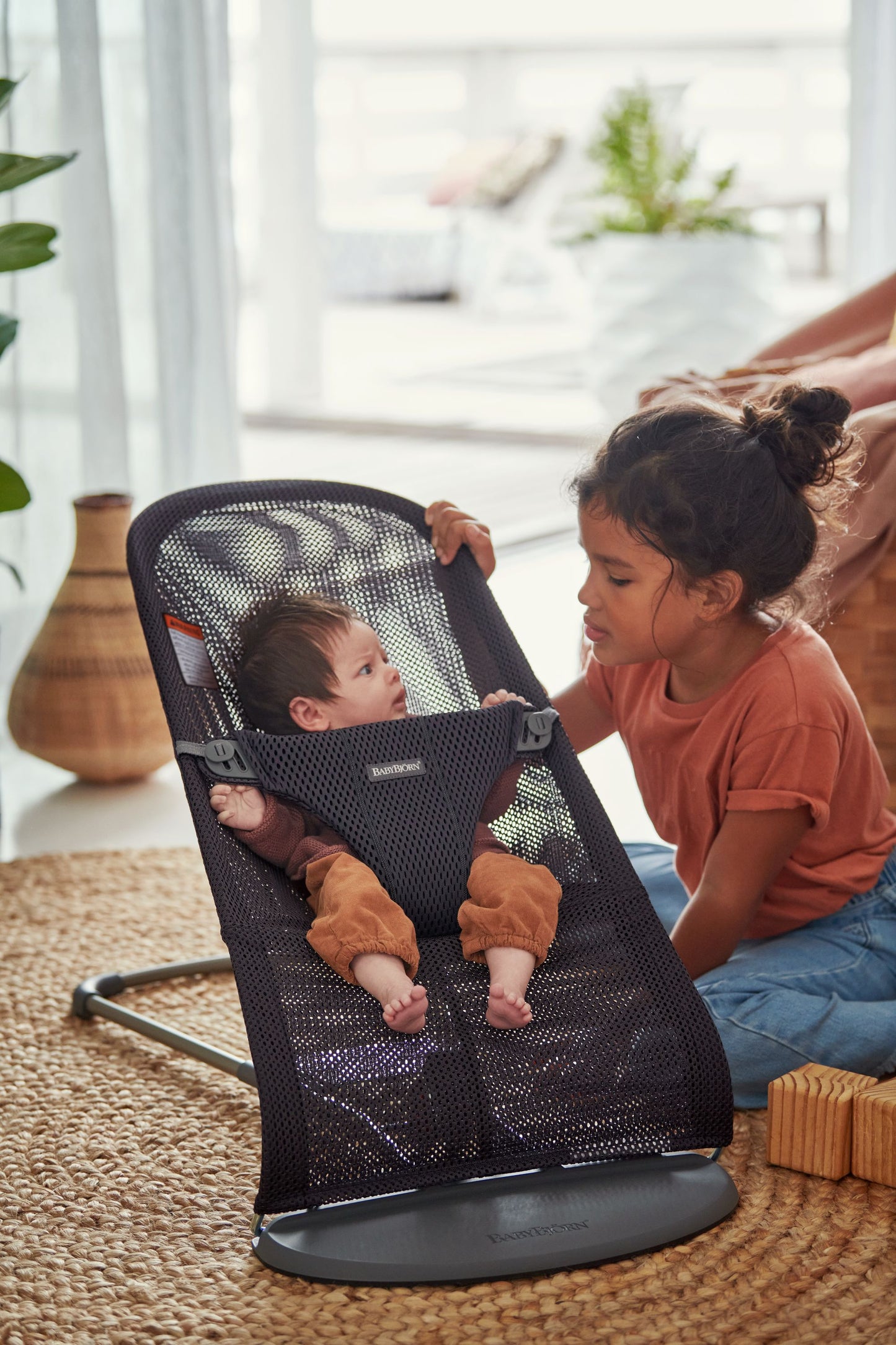 BabyBjörn Bouncer Bliss, Mesh, Anthracite, Lightweight & Portable